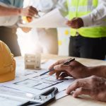 Professionisti edili al lavoro su planimetrie per adeguamento ai CAM Edilizia 2025