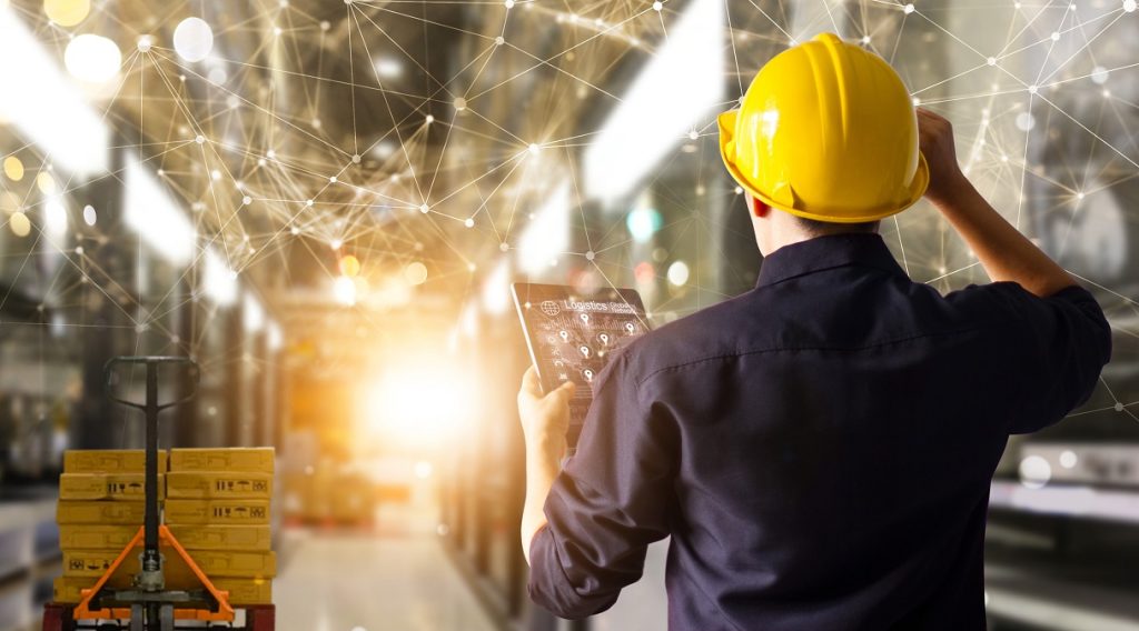 Tecnico HSE utilizza strumenti digitali in azienda per la gestione della sicurezza secondo il fact sheet INAIL.