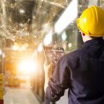 Tecnico HSE utilizza strumenti digitali in azienda per la gestione della sicurezza secondo il fact sheet INAIL.