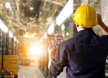 Tecnico HSE utilizza strumenti digitali in azienda per la gestione della sicurezza secondo il fact sheet INAIL.