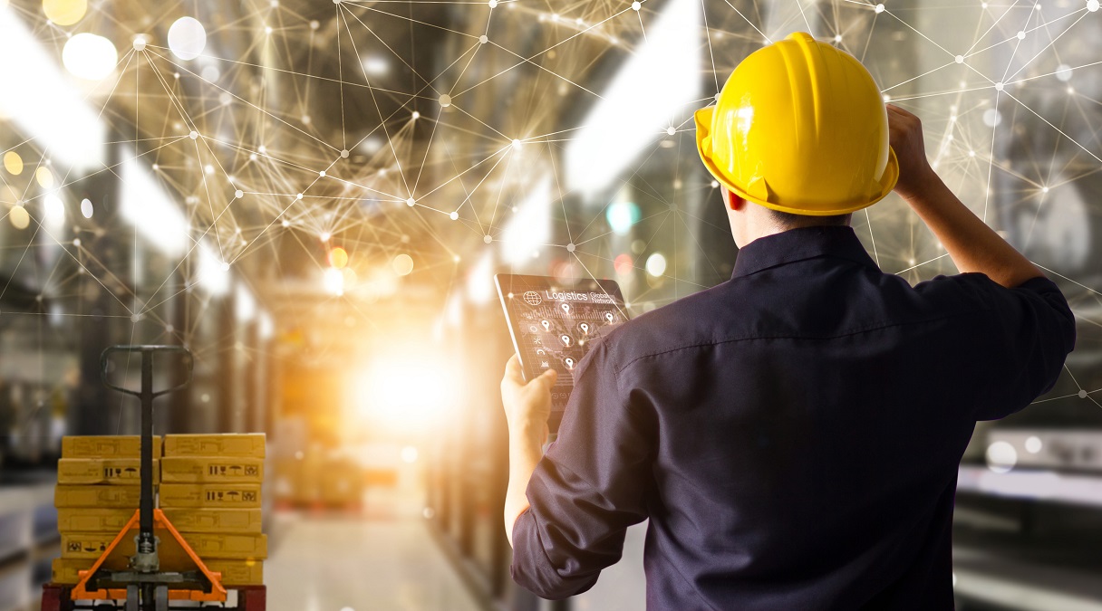 Tecnico HSE utilizza strumenti digitali in azienda per la gestione della sicurezza secondo il fact sheet INAIL.