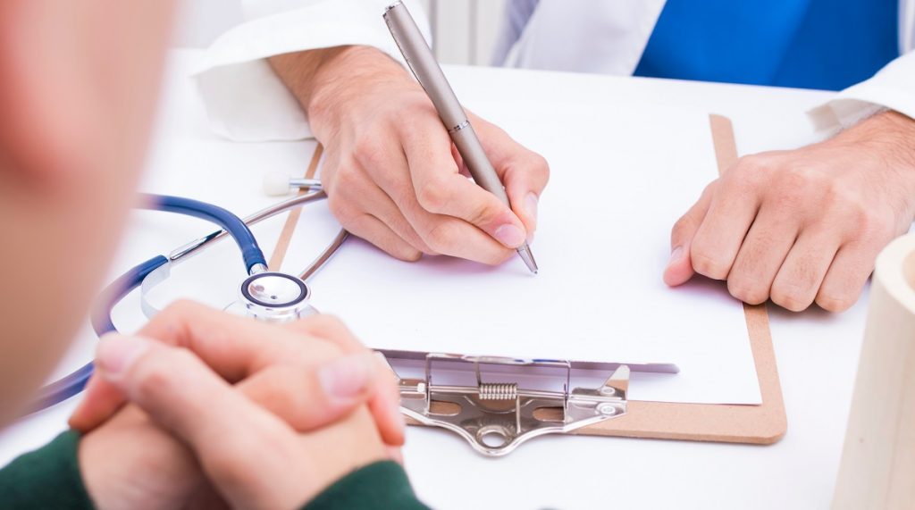 Medico che effettua screening preventivo cardiovascolare a un lavoratore per Fondo 2026.