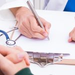 Medico che effettua screening preventivo cardiovascolare a un lavoratore per Fondo 2026.