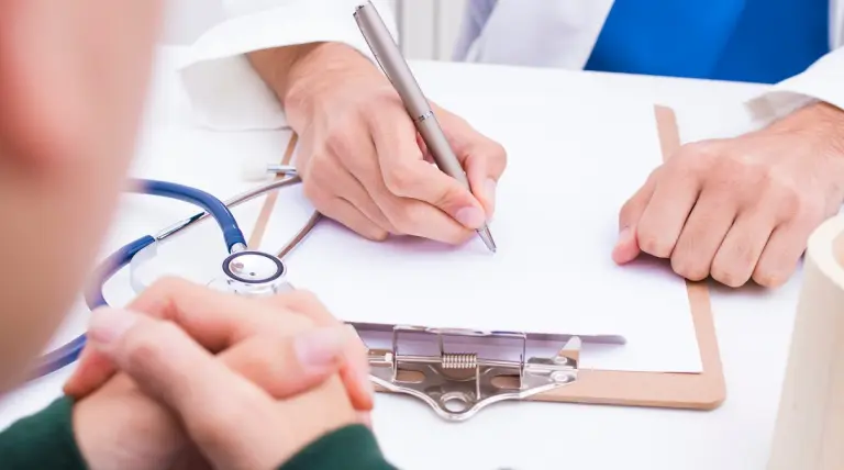 Medico che effettua screening preventivo cardiovascolare a un lavoratore per Fondo 2026.