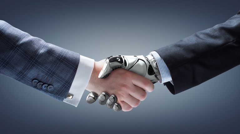 Stretta di mano tra un braccio robotico e una mano umana a simboleggiare la governance dell'IA e la cooperazione sostenibile tra tecnologia e lavoratori.