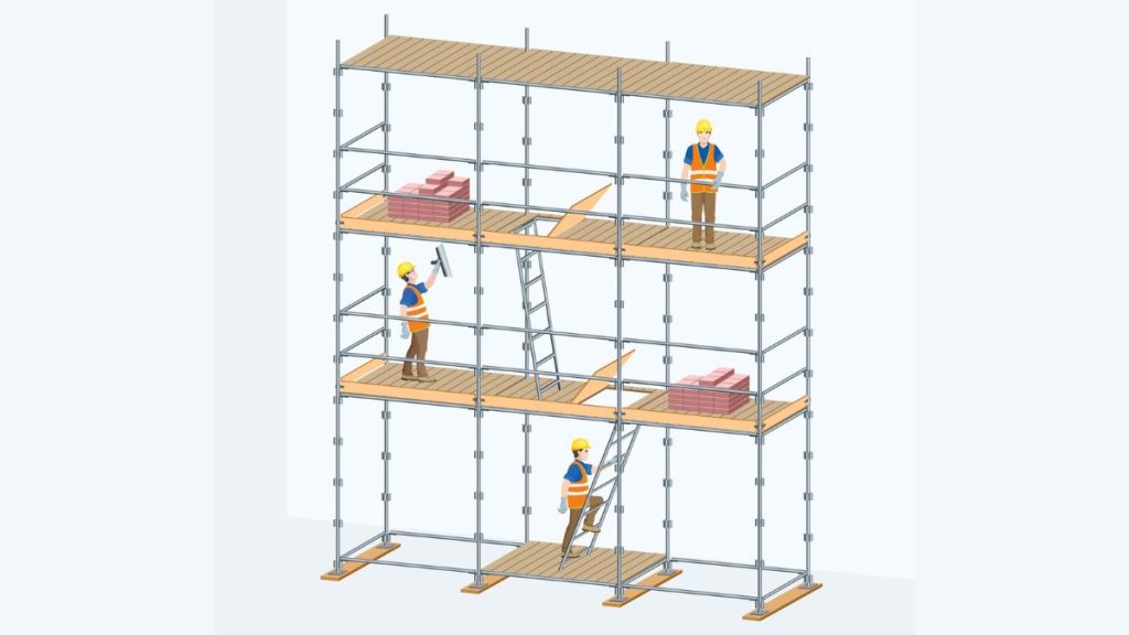 Operai su ponteggio nei lavori in quota con sistemi di protezione contro le cadute dall’alto.