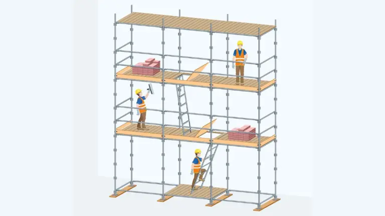 Operai su ponteggio nei lavori in quota con sistemi di protezione contro le cadute dall’alto.