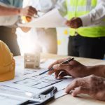 Professionisti analizzano planimetrie e modelli per la sicurezza sul lavoro in conformità alla Legge 198/2025 e al D.Lgs. 81/08.