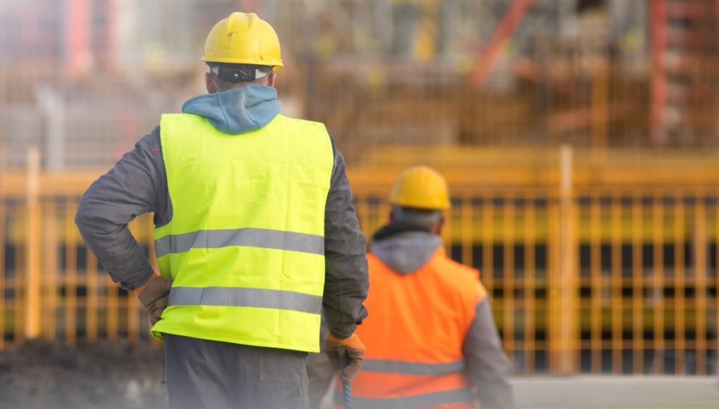Operai edili durante i lavori: esempio di attività soggetta a verifica di congruità della manodopera secondo DM 143/2021.