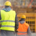 Operai edili durante i lavori: esempio di attività soggetta a verifica di congruità della manodopera secondo DM 143/2021.