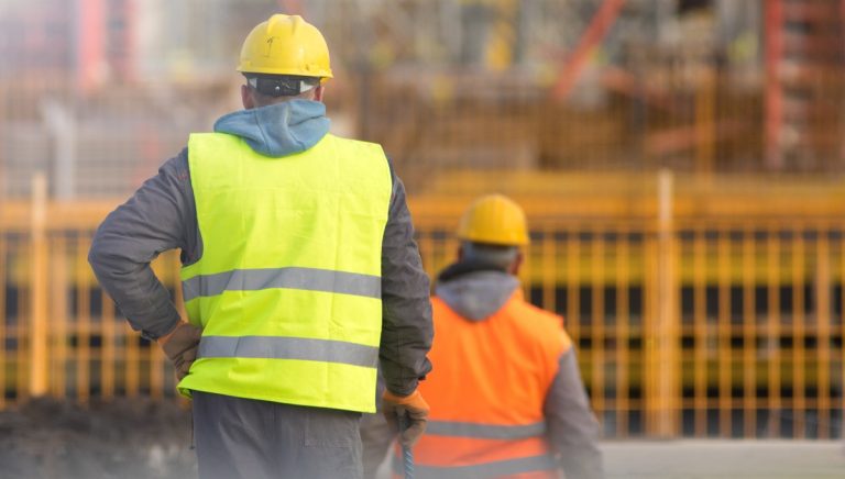 Operai edili durante i lavori: esempio di attività soggetta a verifica di congruità della manodopera secondo DM 143/2021.