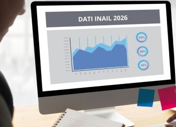 Analisi grafica dei dati INAIL 2026 su infortuni e malattie professionali mostrata su un monitor con la scritta Dati INAIL 2026.