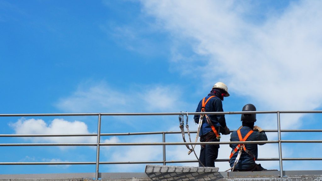 Parapetto anticaduta permanente su copertura in cantiere edile