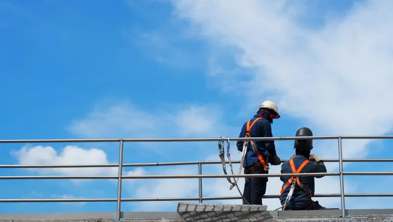 Parapetto anticaduta permanente su copertura in cantiere edile