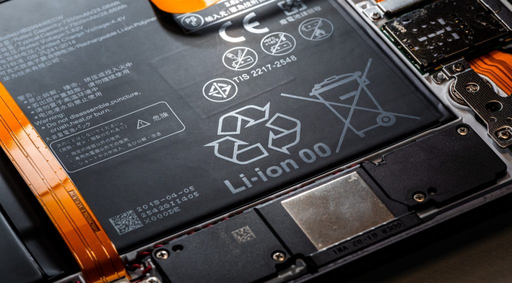 Primo piano di batteria agli ioni di litio con marcatura CE e simbolo bidoncino sbarrato, conformi al D.Lgs. 29/2026.