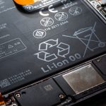 Primo piano di batteria agli ioni di litio con marcatura CE e simbolo bidoncino sbarrato, conformi al D.Lgs. 29/2026.