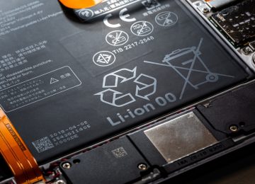 Primo piano di batteria agli ioni di litio con marcatura CE e simbolo bidoncino sbarrato, conformi al D.Lgs. 29/2026.