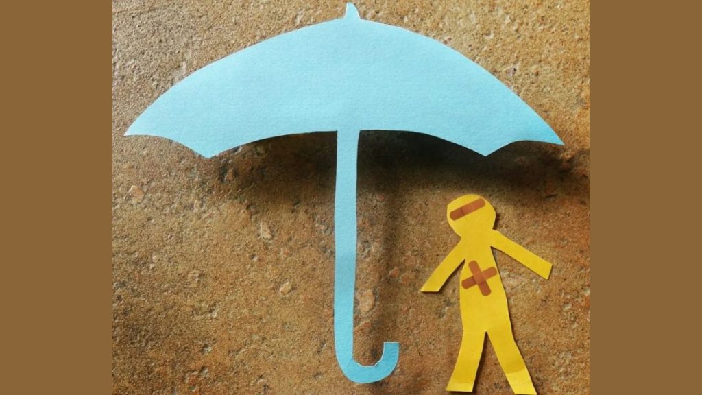 Illustrazione simbolica di un lavoratore infortunato con ombrello a rappresentare le tutele: guida al risarcimento.
