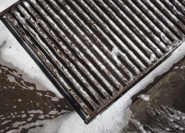 Impianto di autolavaggio con scarichi acque reflue nella rete fognaria. Reato di scarico non autorizzato.