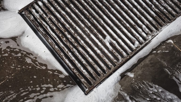 Impianto di autolavaggio con scarichi acque reflue nella rete fognaria. Reato di scarico non autorizzato.