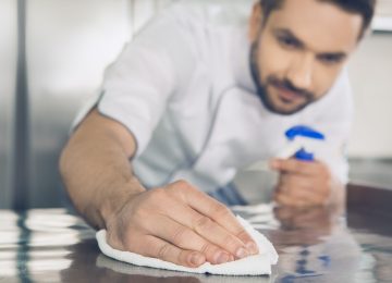 Operatore professionale utilizza detergenti conformi al Regolamento UE 2026 405 per la sanificazione ambientale.