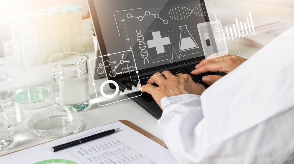 Professionista della sicurezza sul lavoro che utilizza un software per la valutazione del rischio chimico e cancerogeno ai sensi del D.Lgs. 81/08.