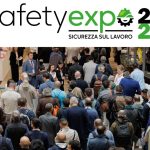 Pubblico all'ingresso del Safety Expo 2026 presso Bergamo Fiera con logo ufficiale della manifestazione sulla sicurezza sul lavoro.