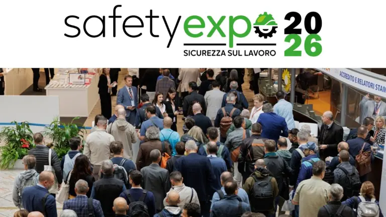 Pubblico all'ingresso del Safety Expo 2026 presso Bergamo Fiera con logo ufficiale della manifestazione sulla sicurezza sul lavoro.