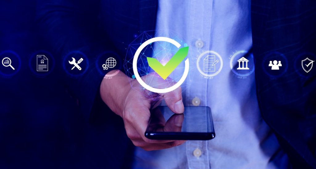 Interfaccia digitale con check verde per consultazione norme UNI sicurezza sul lavoro tramite piattaforma web