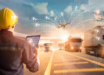 Operatore che monitora la geolocalizzazione di autoveicoli per il trasporto di rifiuti speciali pericolosi iscritti alla Categoria 5 dell'Albo Gestori Ambientali.