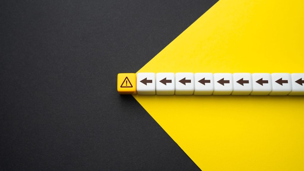 Rappresentazione concettuale di near miss e segnalazione dei mancati infortuni per la sicurezza sul lavoro proattiva