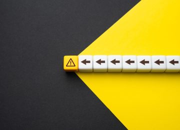 Rappresentazione concettuale di near miss e segnalazione dei mancati infortuni per la sicurezza sul lavoro proattiva