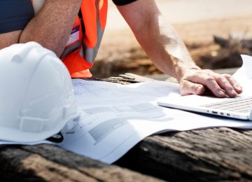 Professionista tecnico analizza documenti e portale telematico per il recupero dei crediti della patente in edilizia.