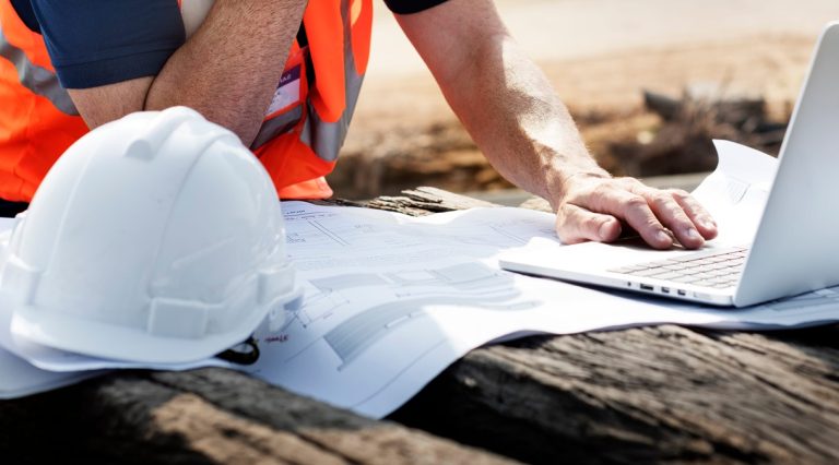 Professionista tecnico analizza documenti e portale telematico per il recupero dei crediti della patente in edilizia.