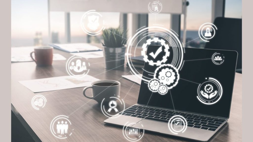 Certificazione conciliazione vita-lavoro e gestione digitale del lavoro secondo il Decreto 62/2026; icone di qualità aziendale su sfondo di ufficio moderno con dispositivi per l'accesso a piattaforme digitali.