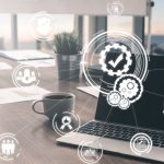 Certificazione conciliazione vita-lavoro e gestione digitale del lavoro secondo il Decreto 62/2026; icone di qualità aziendale su sfondo di ufficio moderno con dispositivi per l'accesso a piattaforme digitali.