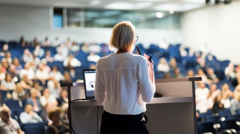 Relatrice a un convegno di sicurezza sul lavoro: chiarimenti Interpello 1/2026 su requisiti docenti.