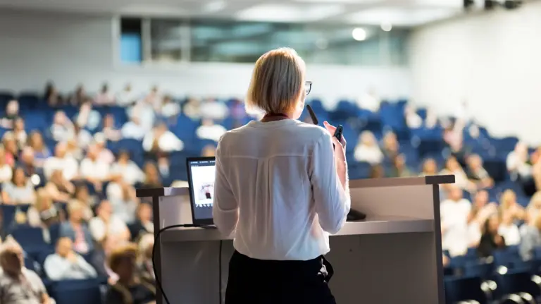 Relatrice a un convegno di sicurezza sul lavoro: chiarimenti Interpello 1/2026 su requisiti docenti.
